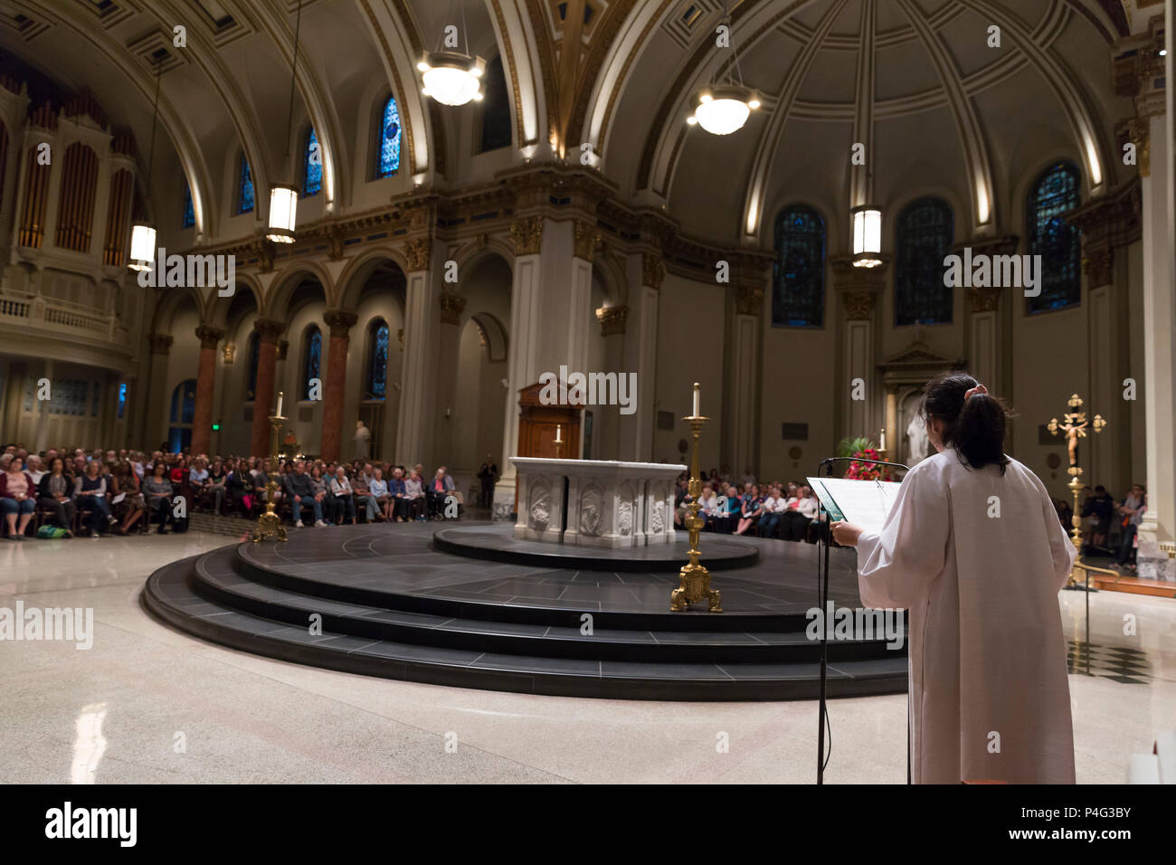Seattle, USA. 21. Juni 2018. Ein Mitglied des Klerus Adressen Verfechter am St. James Cathedral. Hunderte von Anhängern in der St. Mark's Episcopal Cathedral in Capitol Hill für einen interreligiösen Gebet und Mahnwache in Unterstützung von Migranten und Asylbewerbern gesammelten Asylbewerber, die in die USA kommen und die unmenschliche Trennung der Kinder von ihren Eltern zu protestieren. Die beiden Meile" Gebet und Prozession für Familien an der Grenze' begann in Saint Mark's Episcopal Cathedral in endete am St. James Römisch-katholische Kathedrale in der ersten Hügel. Credit: Paul Christian Gordon/Alamy leben Nachrichten Stockfoto