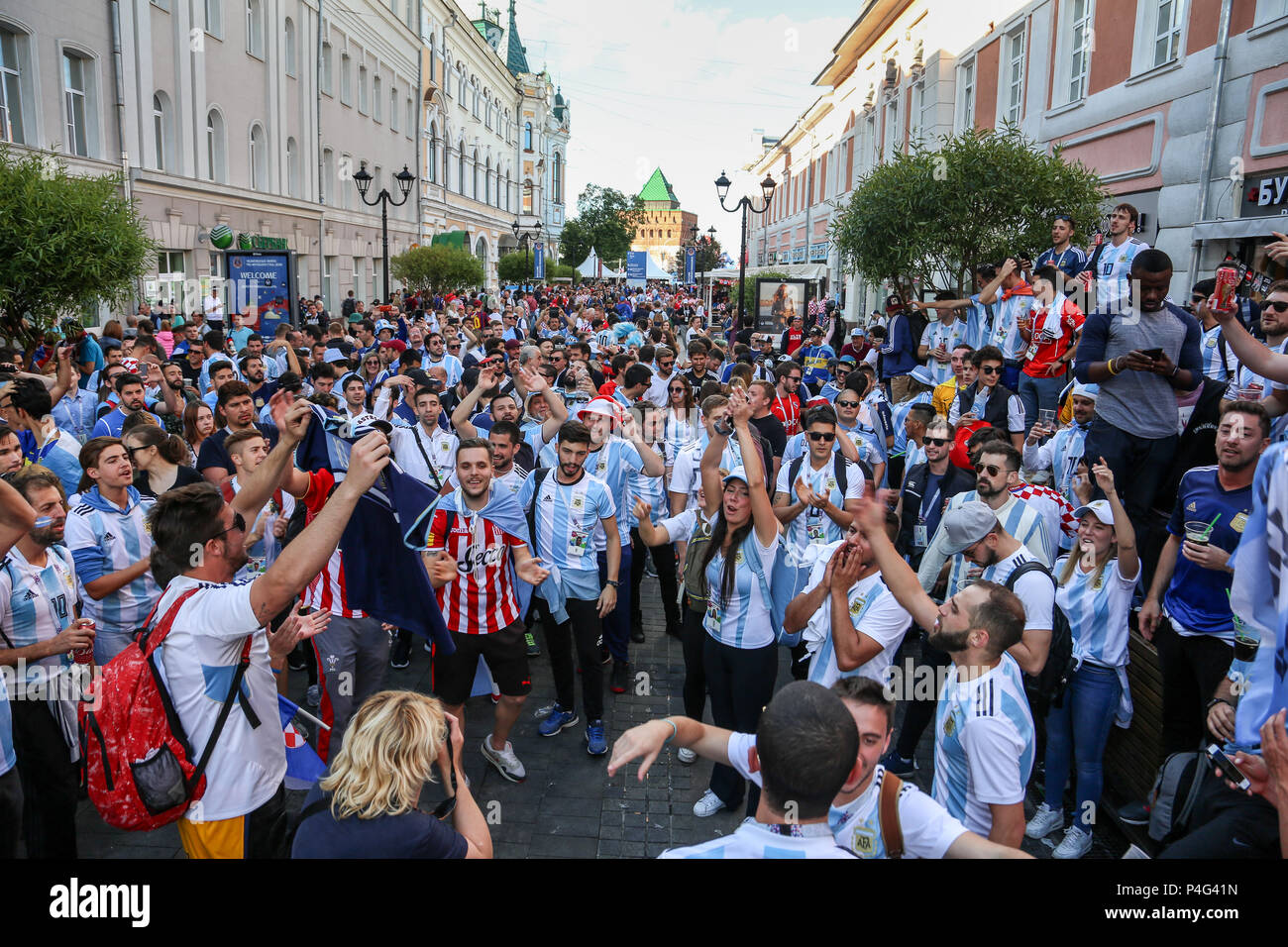 Nischni Nowgorod, Russland. 21 Juni, 2018. Argentinien Fans auf der Argentinien vs Kroatien Match in der Fan Zone. Die FIFA Fußball-Weltmeisterschaft 2018 ist der 21. Fußball-Weltmeisterschaft, die am 14. Juni beginnt und endet am 15. Juli 2018 in Russland. Credit: SOPA Images Limited/Alamy leben Nachrichten Stockfoto