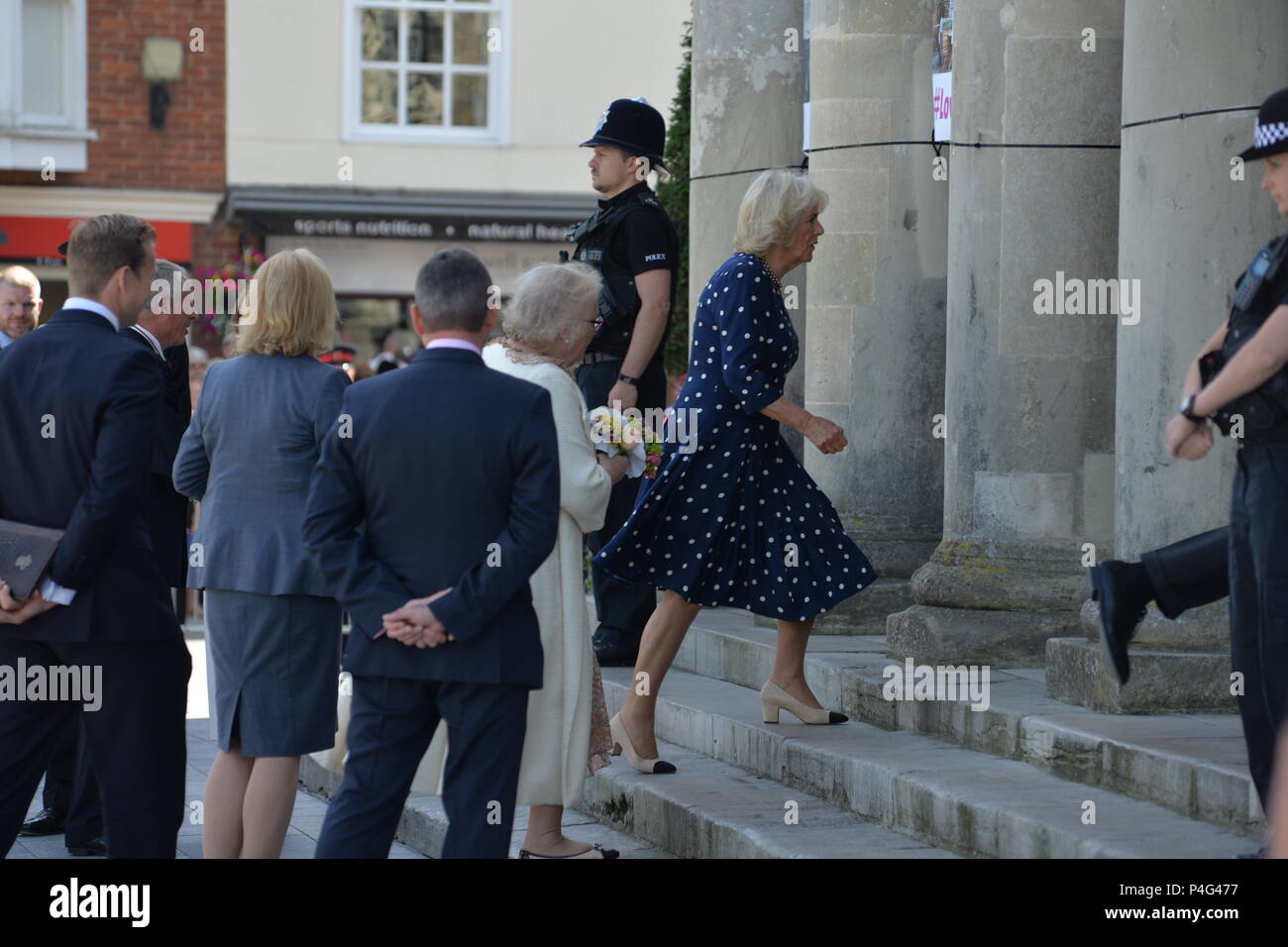 Salisbury, Wiltshire, Großbritannien, 22.. Juni 2018. Camilla, Herzogin von Cornwall mit lokalen Würdenträgern im Guildhall. Das Königspaar besucht Salisbury, um die Erholung der Stadt zu unterstützen, wo die Besucherzahlen gesunken sind und Unternehmen nach dem Nervengiftangriff auf den ehemaligen russischen Spion Sergei Skripal und seine Tochter Yulia am 4. 2018. März gelitten haben. Stockfoto