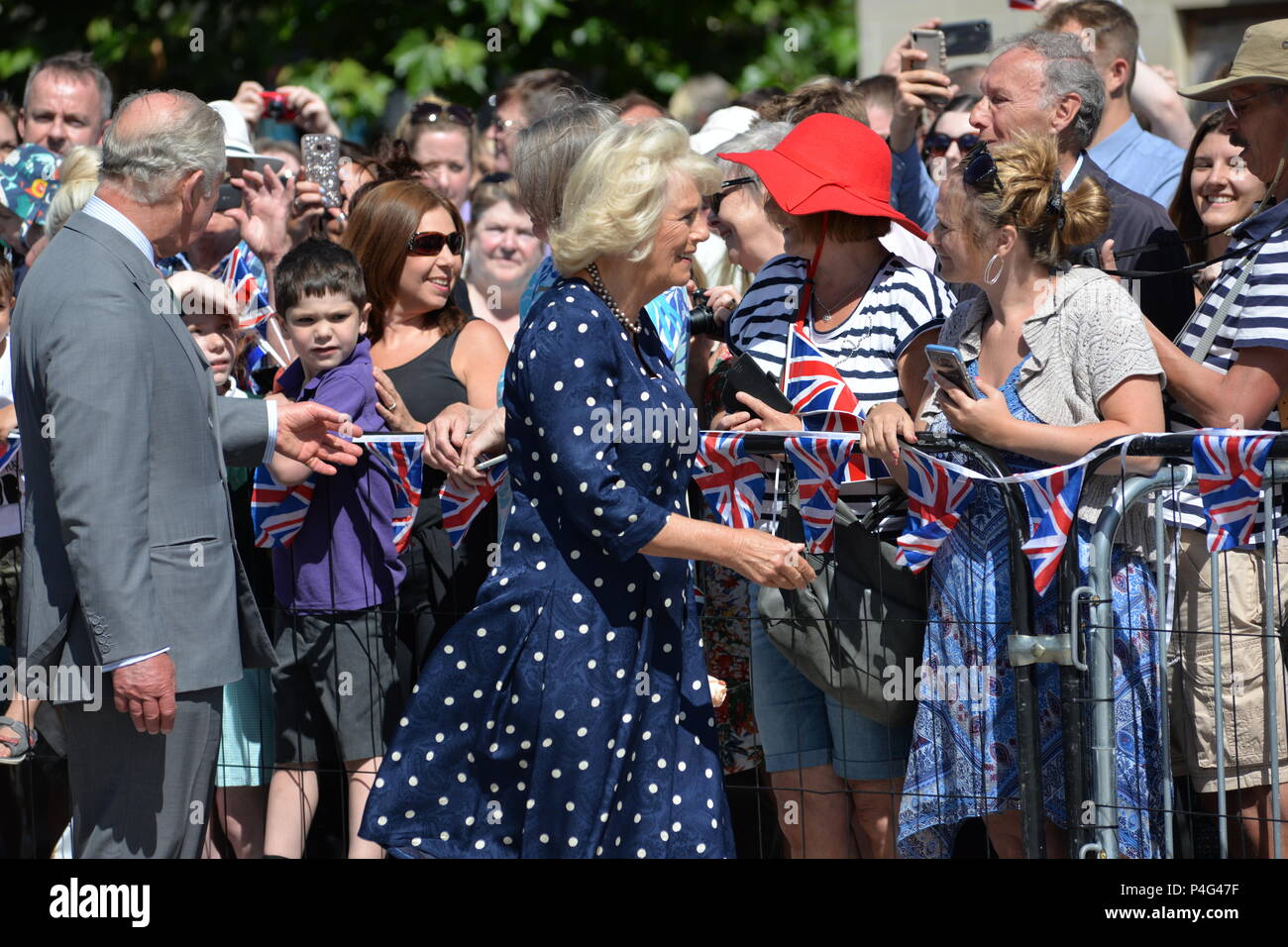 Salisbury, Wiltshire, Großbritannien, 22.. Juni 2018. Ihre Königliche Hoheit Prinz Charles, der Prinz von Wales und Camilla, Herzogin von Cornwall sprechen auf dem Marktplatz mit Menschenmassen. Das Königspaar besucht Salisbury, um die Erholung der Stadt zu unterstützen, wo die Besucherzahlen gesunken sind und Unternehmen nach dem Nervengiftangriff auf den ehemaligen russischen Spion Sergei Skripal und seine Tochter Yulia am 4. 2018. März gelitten haben. Stockfoto