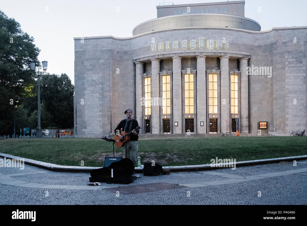 Berlin, Deutschland. 21 Juni, 2018. Berliner Musiker bin ad X Max' singen vor der Volksbuehne ohne Publikum während der Fête de la Musique. Credit: Kristin Bethge/dpa/Alamy leben Nachrichten Stockfoto