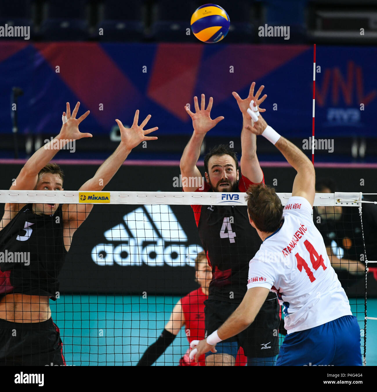 Jiangmen, Guangdong Provinz Chinas. 22. Juni, 2018. Nicholas Hoag (C) der Kanada blockiert den Ball bei einem Match gegen Serbien bei der fivb Nationen Liga 2018 Männer Turnier in Mailand, im Süden der chinesischen Provinz Guangdong, 22. Juni 2018. Serbien gewann mit 3-0. Credit: Deng Hua/Xinhua/Alamy leben Nachrichten Stockfoto