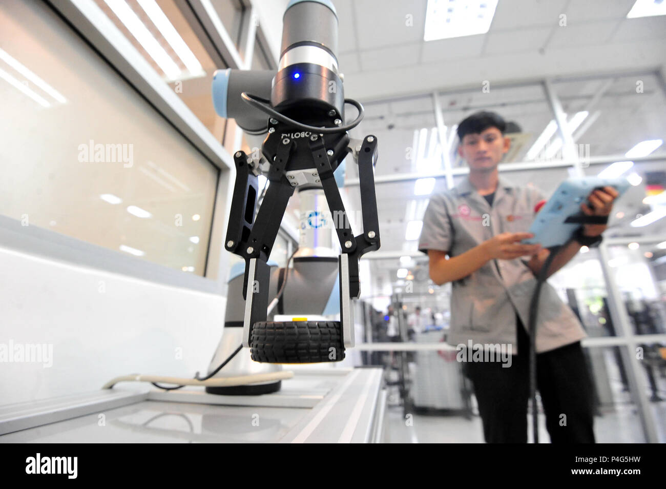 Bangkok, Thailand. 22. Juni, 2018. Eine Thailändische Schüler lernt wie ein Roboter Greifer Version zu verwenden "UR3" im Innovationszentrum für Robotik und Automation Systems (iCRAS) während der offiziellen Eröffnungsfeier in Bangkok, Thailand, am 22. Juni 2018. Credit: Rachen Sageamsak/Xinhua/Alamy leben Nachrichten Stockfoto