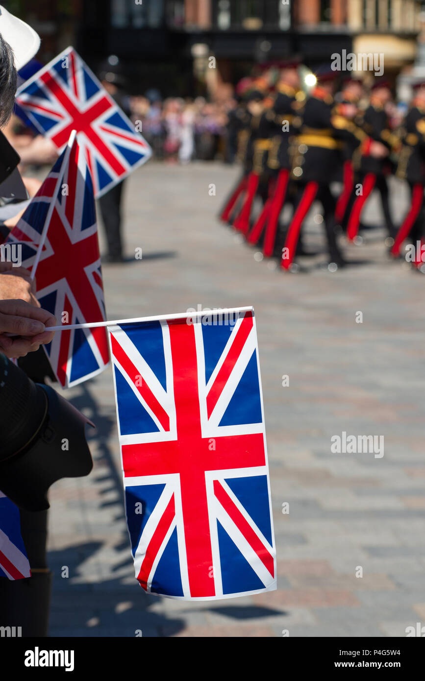 Salisbury, Wiltshire, Großbritannien, 22.. Juni 2018. Menschen, die mit Gewerkschaftsflaggen warten, um ihre Königliche Hoheit Prinz Charles, den Prinzen von Wales und Camilla, Herzogin von Cornwall, beim Spielen der Royal Artillery Band zu sehen. Der Besuch des königlichen Paares in der Stadt soll die Erholung der Stadt unterstützen, wo die Besucherzahlen gesunken sind und die Unternehmen nach dem Nervengift-Angriff im März 2018 gelitten haben. Stockfoto