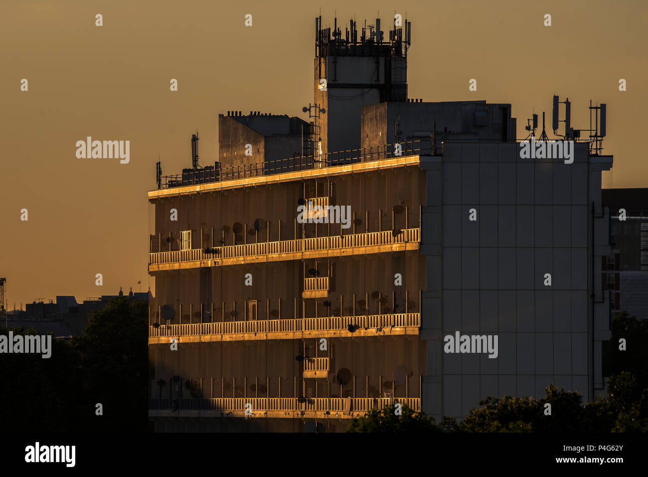 London, Großbritannien. 21. Juni 2018. Sonnenuntergang über London am längsten Tag. Credit: Guy Bell/Alamy leben Nachrichten Stockfoto