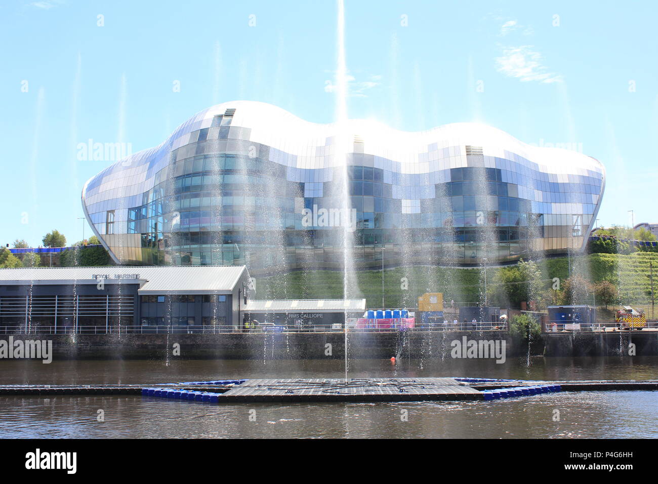 Newcastle, UK. 22. Juni 2018. Burst Konfetti entlang der Uferstraße öffnet die Great North Ausstellung, zusammen mit dem Wasser Skulptur und Street Theater auf der Straße von Newcastle. Die 80 Tag der Feier von Kunst, Design und Innovation. Newcastle upon Tyne, Großbritannien. 22 st Jun, 2018. Quelle: David Whinham/Alamy leben Nachrichten Stockfoto