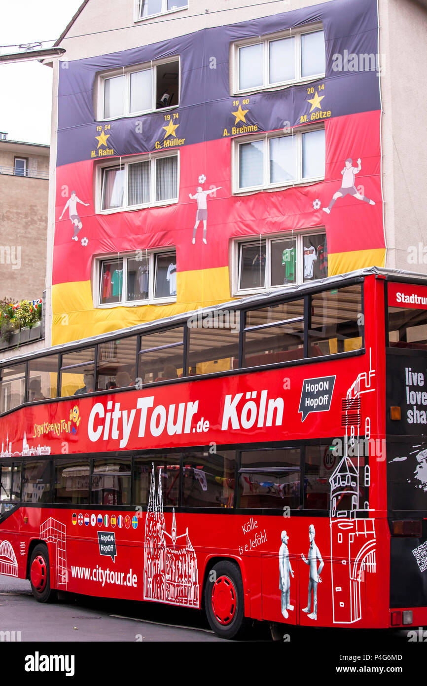 Köln, Deutschland, 22. Juni 2018. sight-seeing Bus vor einem mit einer riesigen deutschen Fahne Haus während der FIFA Fußball-Weltmeisterschaft 2018 abgedeckt. Quelle: Jörn Sackermann/Alamy leben Nachrichten Stockfoto