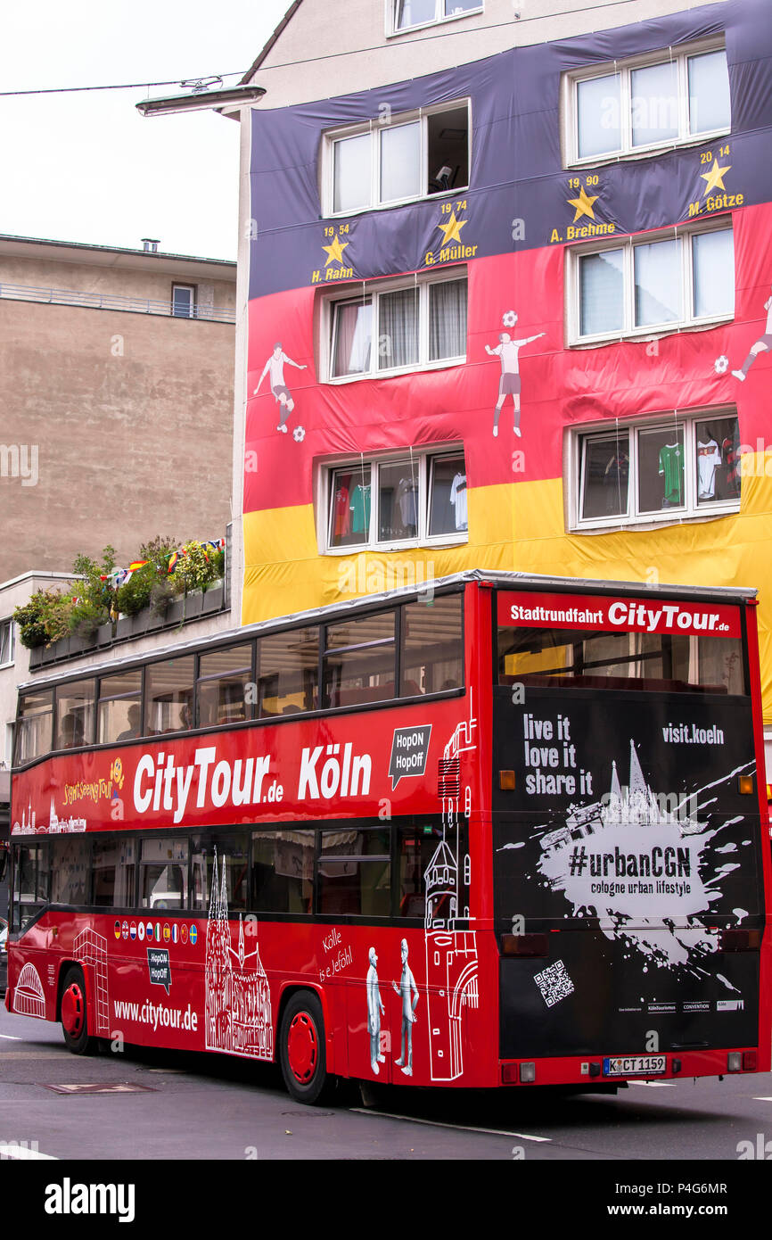 Köln, Deutschland, 22. Juni 2018. sight-seeing Bus vor einem mit einer riesigen deutschen Fahne Haus während der FIFA Fußball-Weltmeisterschaft 2018 abgedeckt. Quelle: Jörn Sackermann/Alamy leben Nachrichten Stockfoto