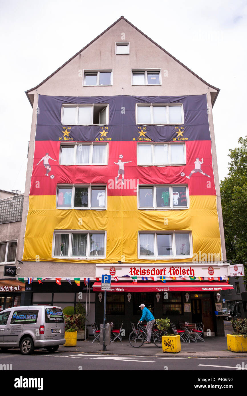Köln, Deutschland, 22. Juni, 2018. Mit einer riesigen deutschen Fahne abgedeckt Haus während der FIFA Fußball-Weltmeisterschaft 2018. Quelle: Jörn Sackermann/Alamy leben Nachrichten Stockfoto