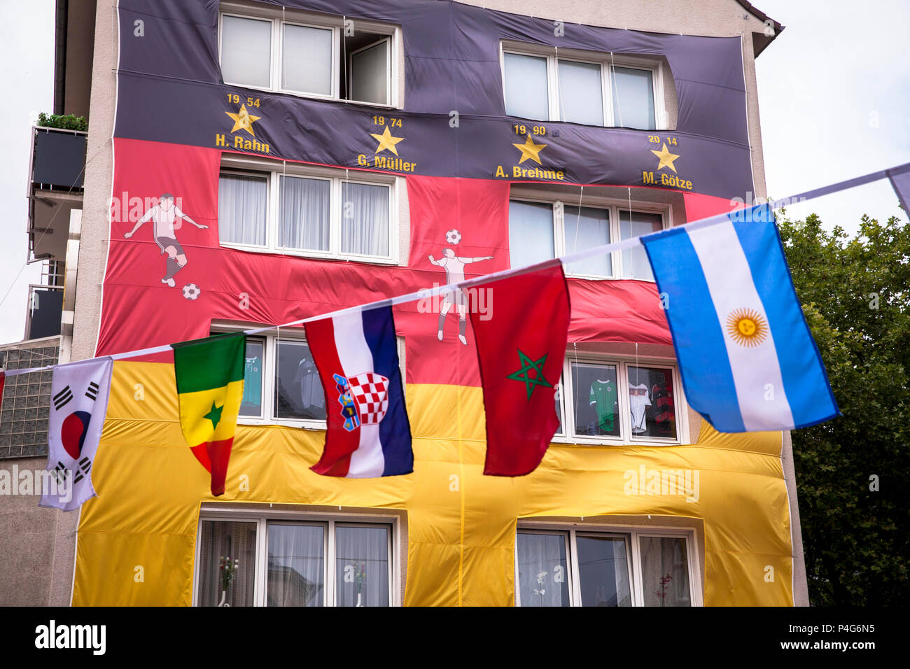 Köln, Deutschland, 22. Juni, 2018. Mit einer riesigen deutschen Fahne abgedeckt Haus während der FIFA Fußball-Weltmeisterschaft 2018. Quelle: Jörn Sackermann/Alamy leben Nachrichten Stockfoto