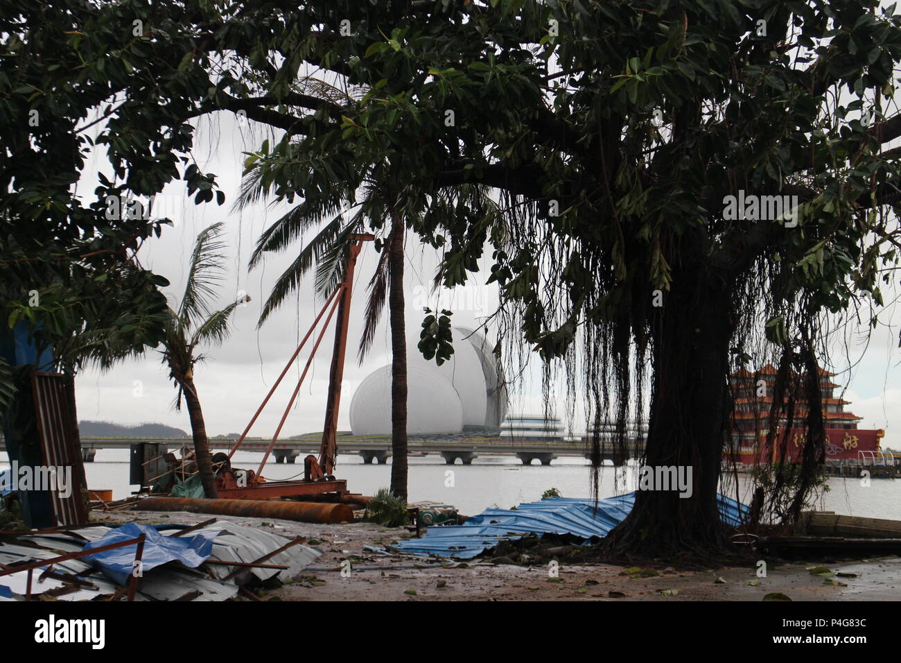 Zhuhai, Guangdong, China. 28 Aug, 2017. Zhuhai Meer von Hato Typhoon mit Opera Center im Hintergrund zerstört. Hato Typhoon die Küsten des südlichen China schlagen und das wirtschaftliche Zentrum von Hongkong und Macau, tötete 12 Menschen und verursacht schwere materielle Schäden bei $ 1,42 Mrd. geschätzt. Diese Bilder wurden im Wohn- und Geschäftsviertel von Wanzai Sha in Zhuhai, einer Küstenstadt an der Grenze zu Macau berücksichtigt. Er zeigt auf eine konkrete Art und Weise der Umfang der Zerstörungen, sondern auch die Ausfallsicherheit Kapazität von Zhuhai Bewohner, die sofort Ihre täglichen Aktivitäten wie so wieder aufgenommen. Stockfoto