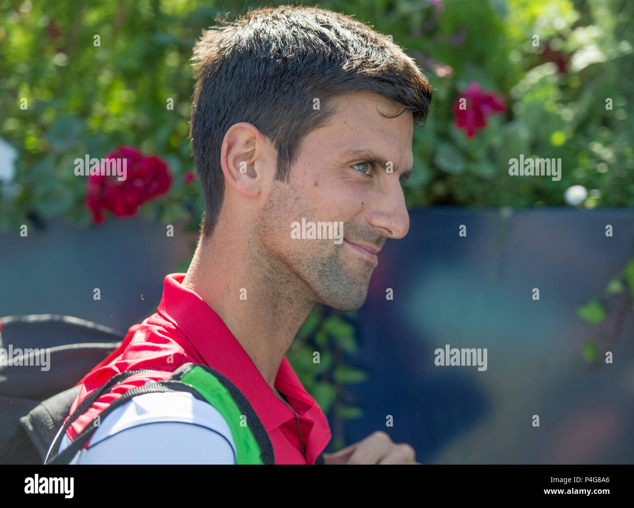 Die Queen's Club, London, Großbritannien. 22 Juni, 2018. Tag 5 Viertelfinale auf dem Center Court mit Novak Djokovic (SRB) Ankunft am Hof für sein Match mit Adrian Mannarino (FRA). Credit: Malcolm Park/Alamy Leben Nachrichten. Stockfoto