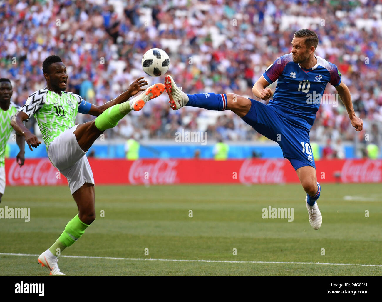 Wolgograd, Russland. 22. Juni, 2018. Gylfi Sigurdsson (R) von Island Mias mit John Obi Mikel Nigerias während der 2018 FIFA World Cup Gruppe D Match zwischen Nigeria und Island in Wolgograd, Russland, 22. Juni 2018. Credit: Lui Siu Wai/Xinhua/Alamy leben Nachrichten Stockfoto