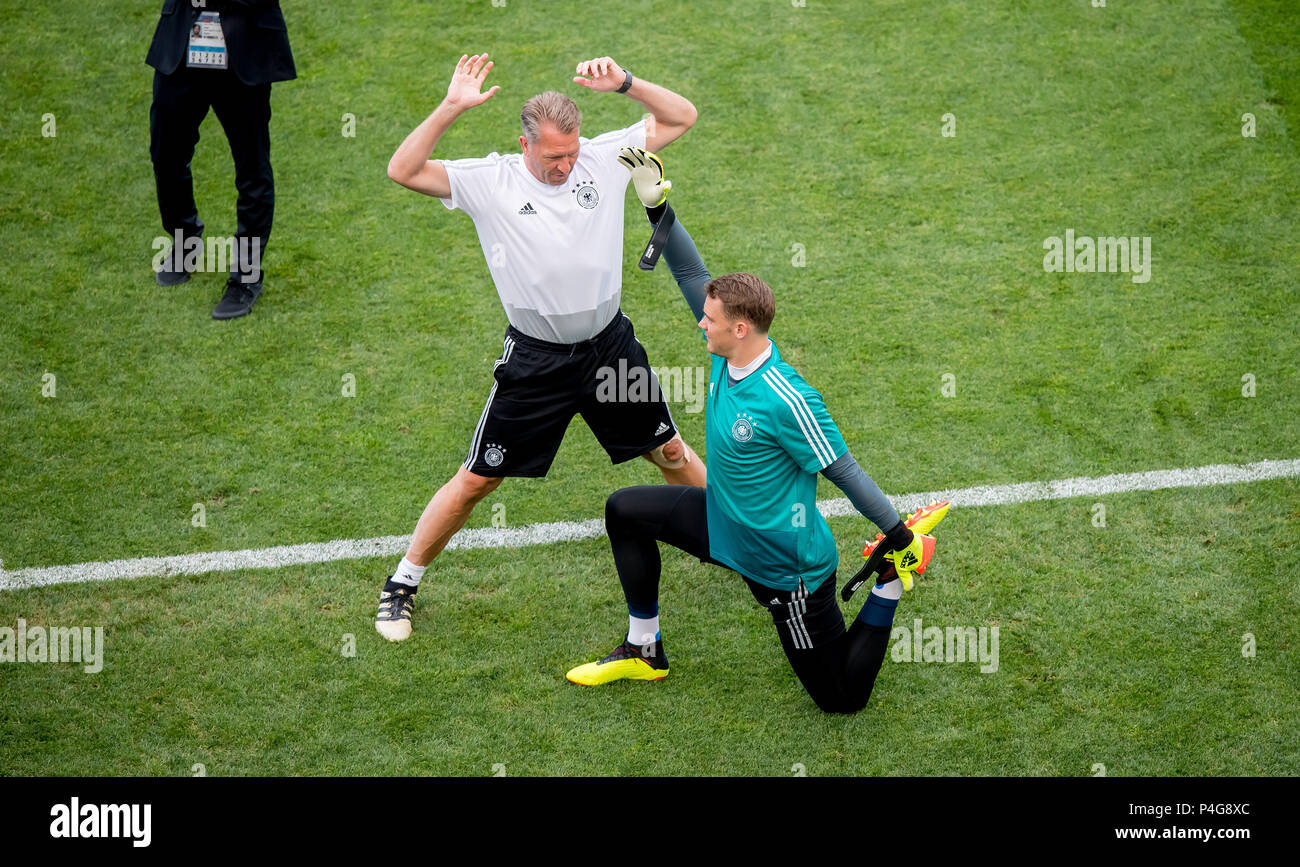 Sochi, Russland. 22. Juni 2018. torwart Manuel Neuer und Torwart-trainer Andreas (Andy) Koepke (Deutschland) GES/fussball/Wm 2018 Russland: DFB-Finale training, Sotschi, 22.06.2018 GES/fussball/fussball/WM 2018 Russland: Praxis, Sotschi, Juni 22, 2018 | Verwendung der weltweiten Kredit: dpa/Alamy leben Nachrichten Stockfoto