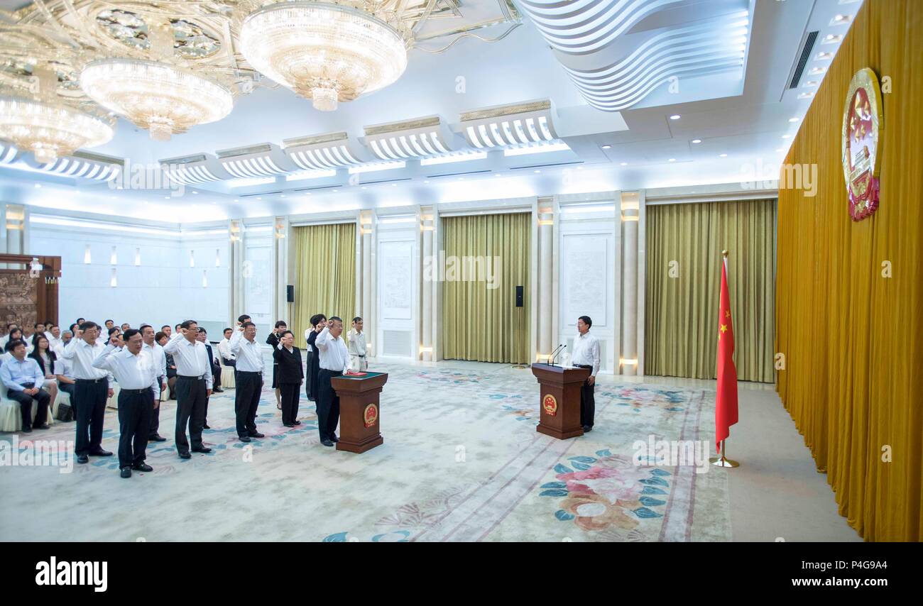 Peking, China. 22. Juni, 2018. Cao Jianming (1. R), stellvertretender Vorsitzender des Nationalen Volkskongresses (NVK) Ständiger Ausschuss, leitet einen Eid - Zeremonie für neu ernannte Beamte zu verpflichten, ihre Treue gegenüber der Verfassung nach dem Abschluss einer alle zwei Monate stattfindenden Sitzung des 13 NPC Ständigen Ausschuss in der Großen Halle des Volkes in Peking, der Hauptstadt von China, 22. Juni 2018. Credit: Li Tao/Xinhua/Alamy leben Nachrichten Stockfoto