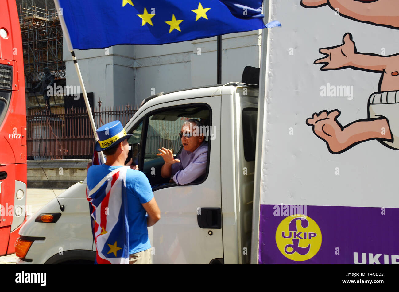 London, UK, - 22/06/2018 Täglich anti-brexit Demonstrator vor dem Haus des Parlaments Steven Bray von Sodem argumentiert mit Treiber der UKIP Poster van. Der Wagen wurde Kreisen Parliament Square. Credit: JOHNNY ARMSTEAD/Alamy leben Nachrichten Stockfoto