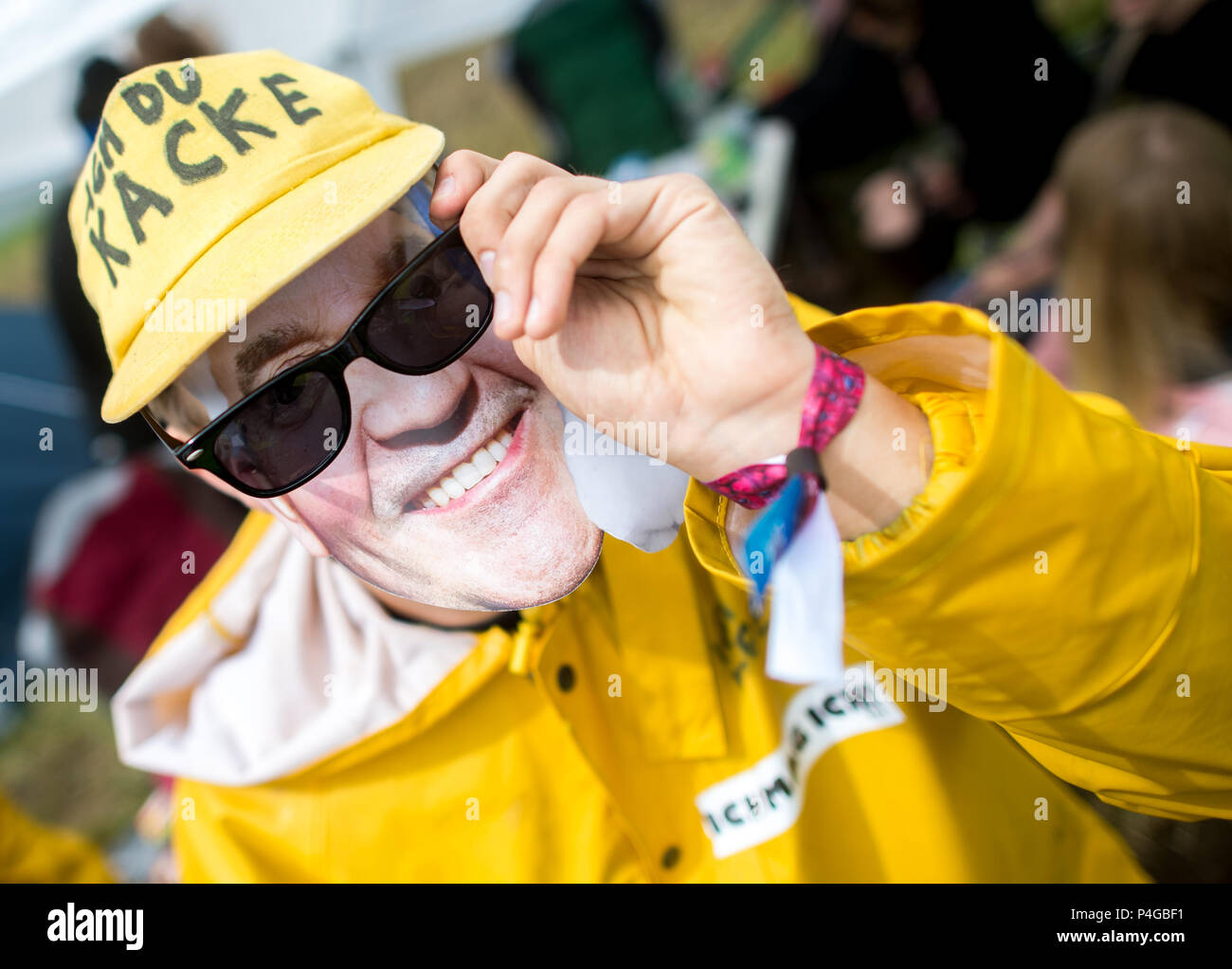 22 Juni 2018, Deutschland, Scheeßel: Norman Spaziergänge rund um den Campingplatz mit einer Maske von dart Spieler Nick Taylor von der Hurricane Festival. 65.000 Besucher zum Open Air Festival vom 22. bis zum 24. Juni. Foto: Hauke-Christian Dittrich/dpa Stockfoto