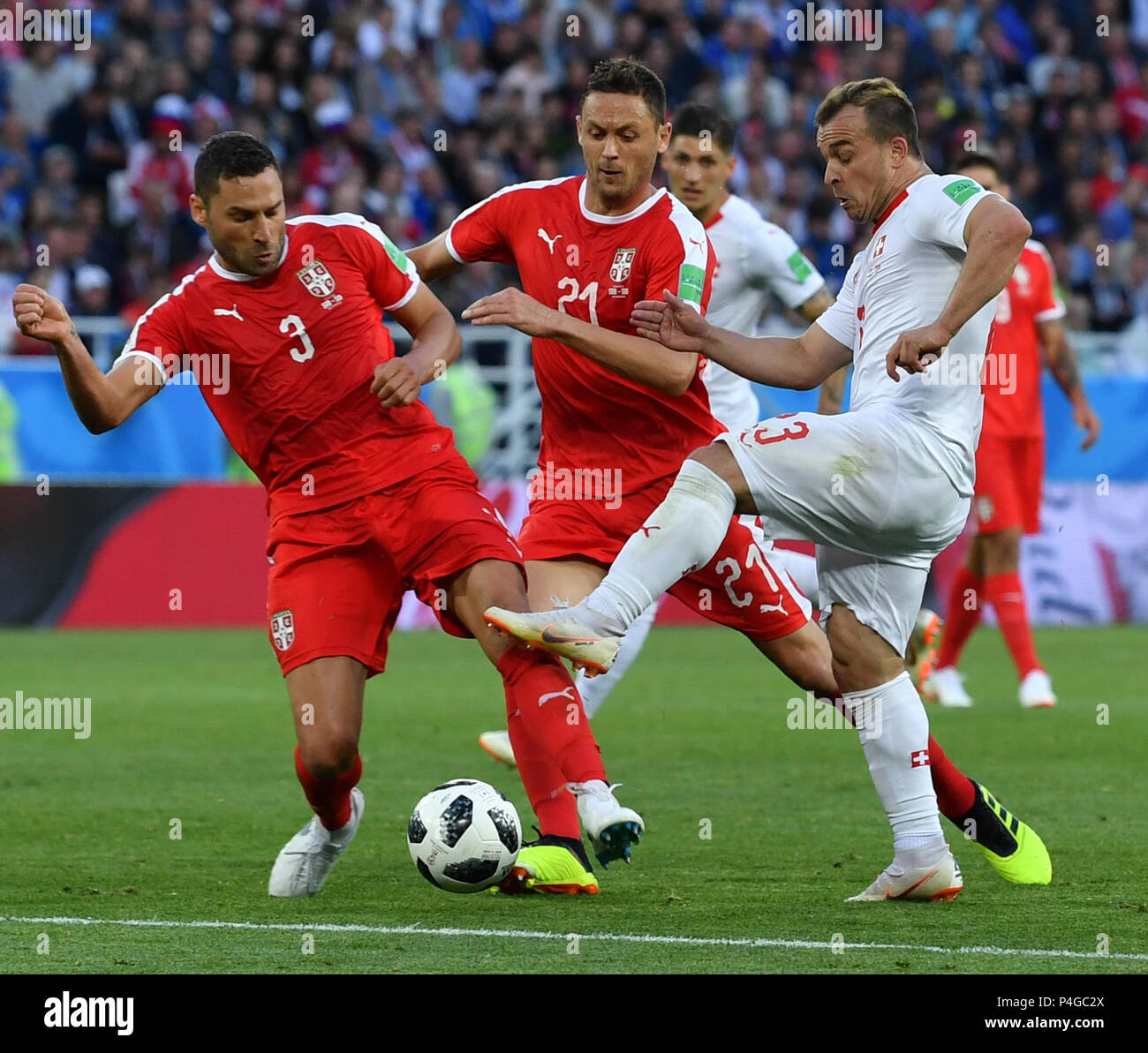 Kaliningrad, Russland. 22. Juni, 2018. Xherdan Shaqiri (R) der Schweiz Mias  mit Nemanja Matic (C) und Dusko Tosic von Serbien während der FIFA WM 2018  Gruppe E Übereinstimmung zwischen der Schweiz und