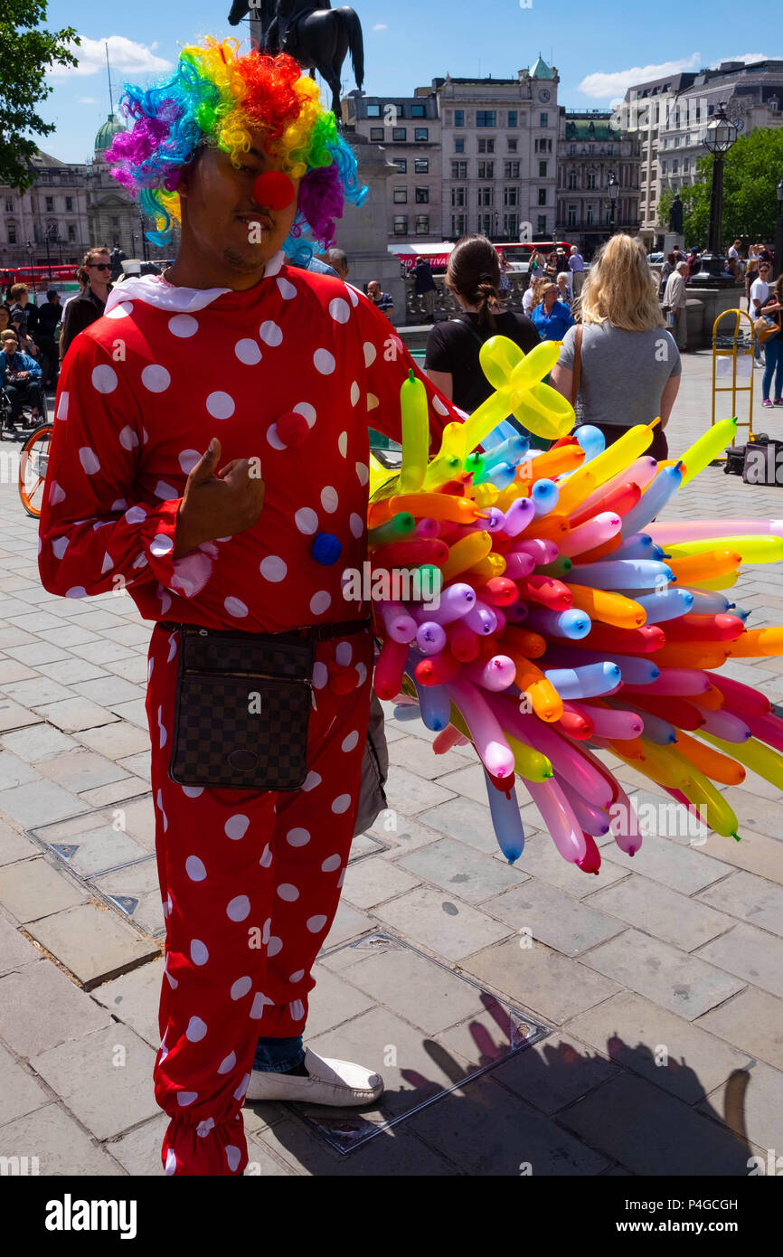 London, England. Am 22. Juni 2018. Ein Ballon artist kommt in Trafalgar Square an einem sehr heißen Tag. Das sonnige Wetter sagte für die nächsten Tage fortsetzen. © Tim Ring/Alamy leben Nachrichten Stockfoto