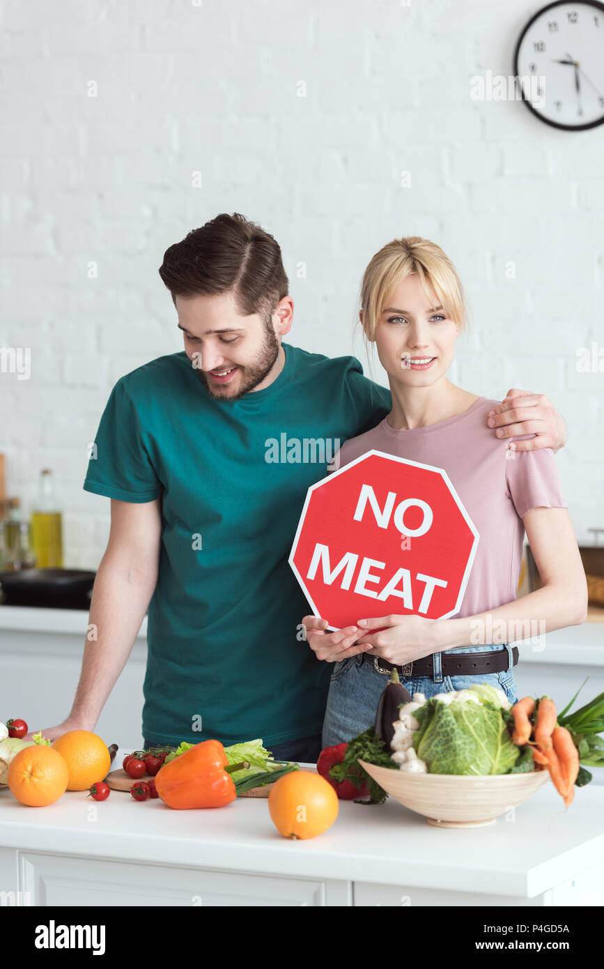 Paar Veganer mit kein Fleisch an Küche Stockfoto