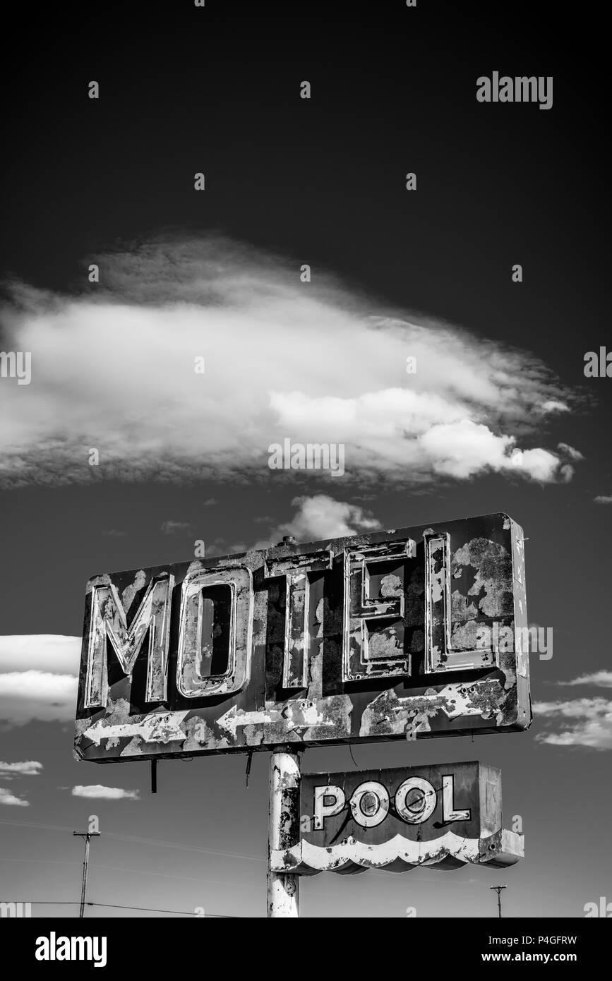 Eine verfallene, klassische, Jahrgang Motel in der Wüste von Arizona Stockfoto