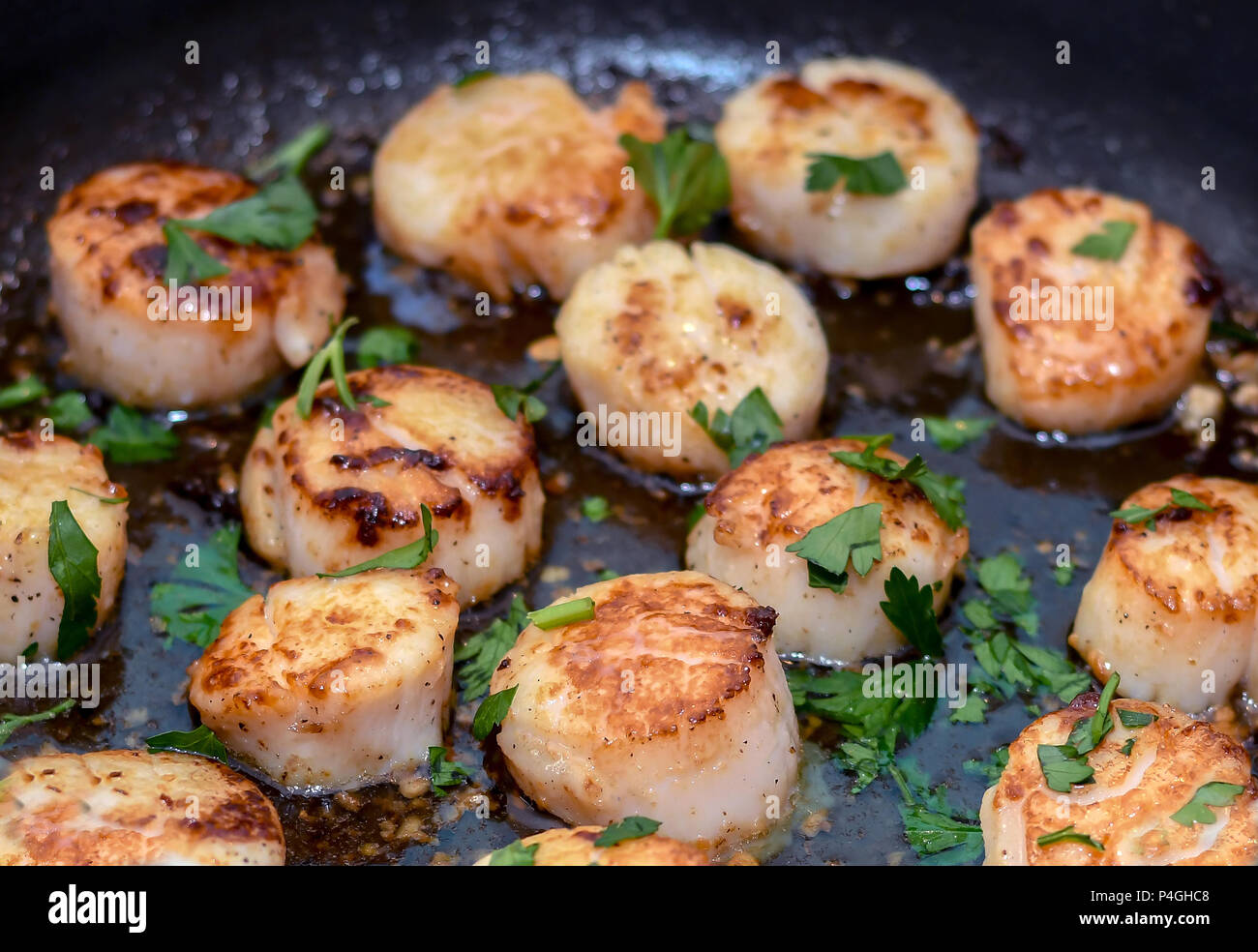 Leckere Jakobsmuscheln in einem Knoblauch und Zitrone butter Sauce ...