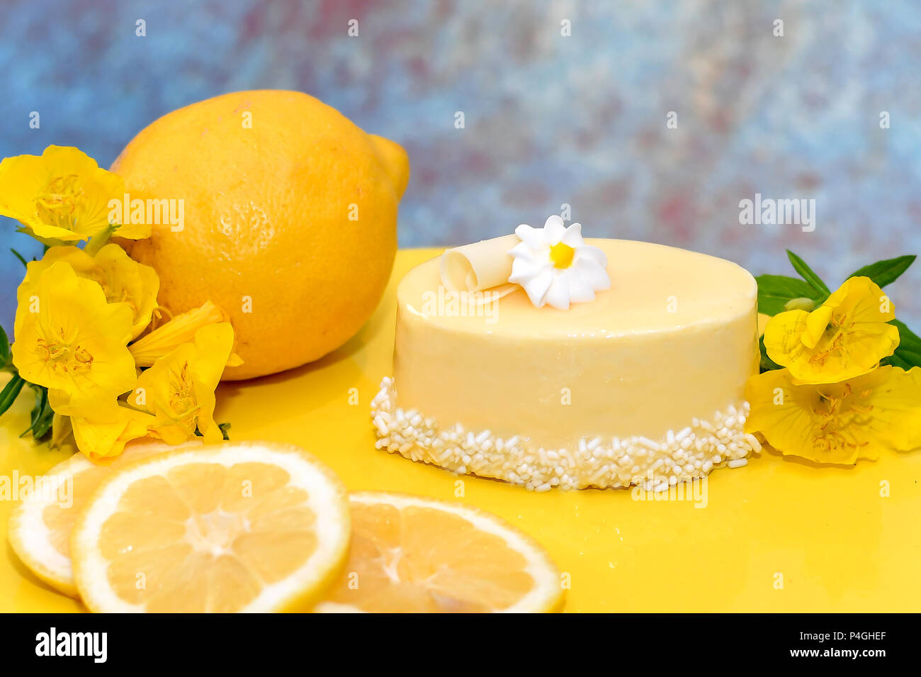 Köstliche verglaste Zitronenkuchen mit Glasur Blume und weiße ...