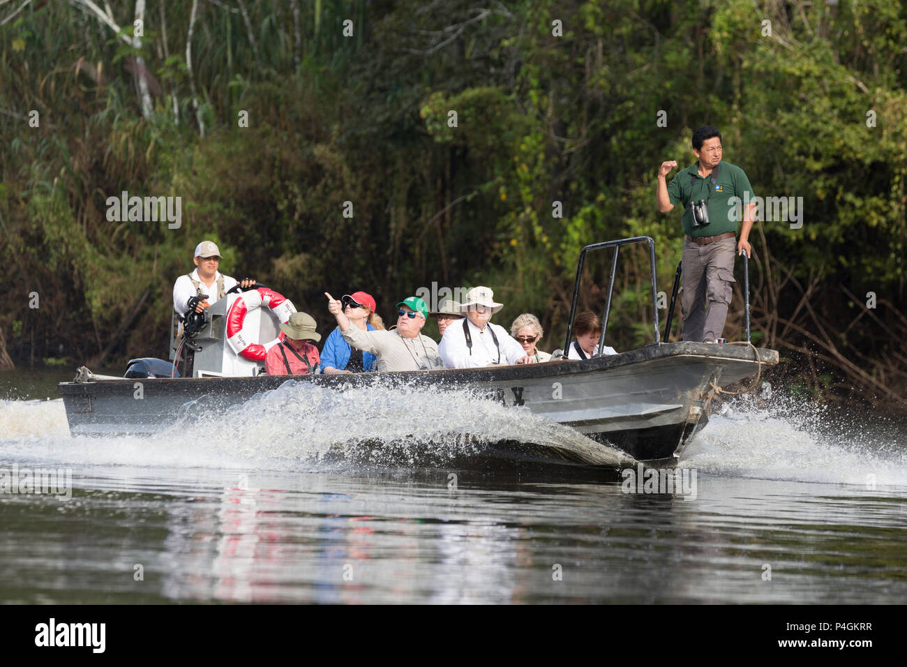 Lindblad Expeditions Gäste in die El Dorado Caño, Ucayali River, Loreto, Peru Stockfoto
