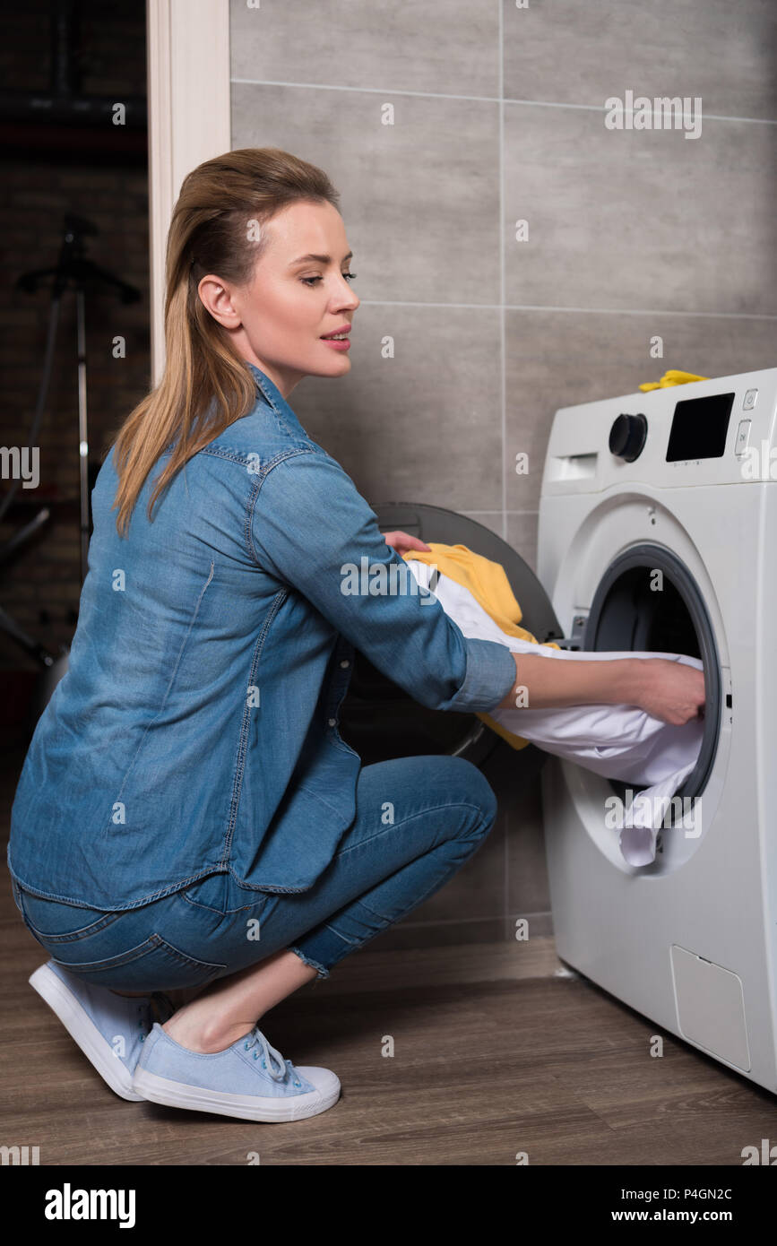 Hausfrau die Wäsche aus der Waschmaschine zu Hause Stockfoto