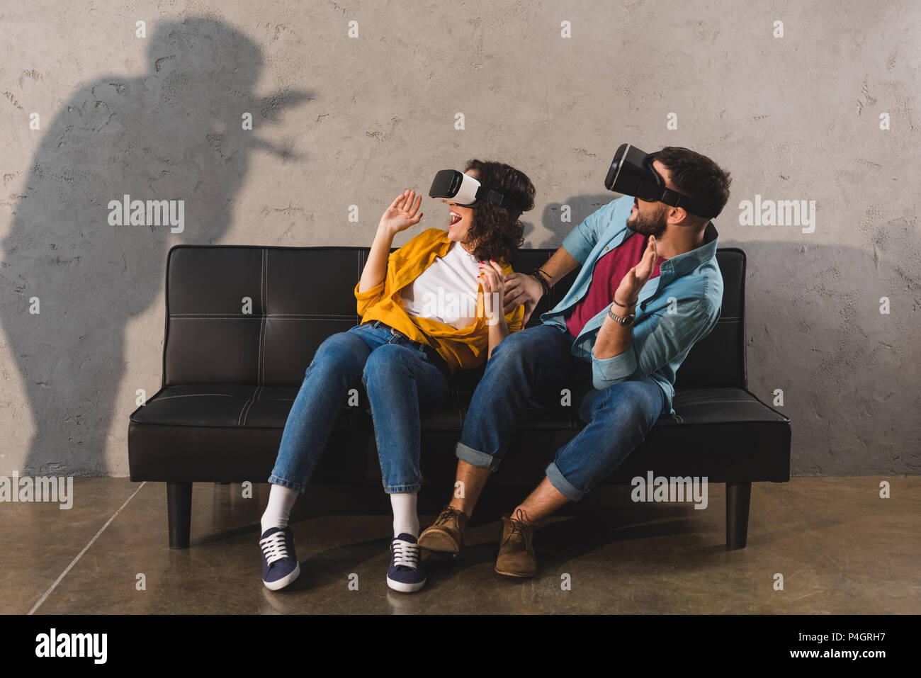 Schatten an der Wand und paar Spaß bei der Verwendung von Virtual reality Headset Stockfoto