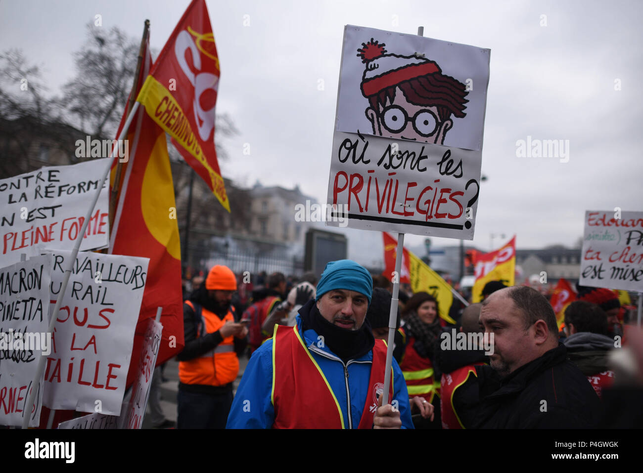 März 22, 2018 - Paris, Frankreich: Französische Eisenbahner und Beamten nehmen teil an einer Straße protestieren gegen Reform des Arbeitsmarkts Präsident Emmanuel's Längestrich Pläne. Hunderttausende von Arbeitern im ganzen Land gesammelt, um ihre Rechte auf ein Datum zu verteidigen, 22. März, die Echos der Beginn der Studentenproteste in 1968. Manifestation de Cheminots. Stockfoto