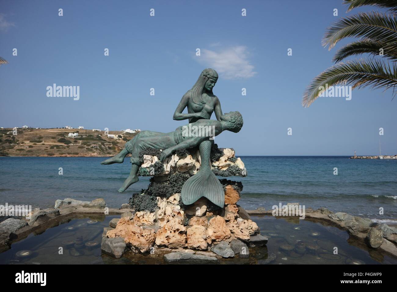 Eine sculpure Panagia Gorgona (Jungfrau Maria die Meerjungfrau) an Kini Beach, Syros. Es ist eine Statue einer Meerjungfrau und eine sterbende Sailor. Stockfoto