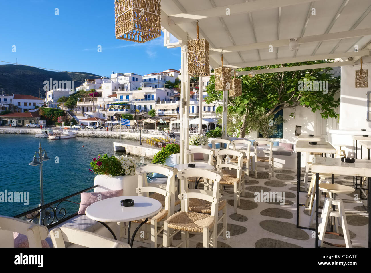 Blick vom Restaurant am Meer in der malerischen Dorf Batsi auf Andros, Kykladen, Griechenland Stockfoto