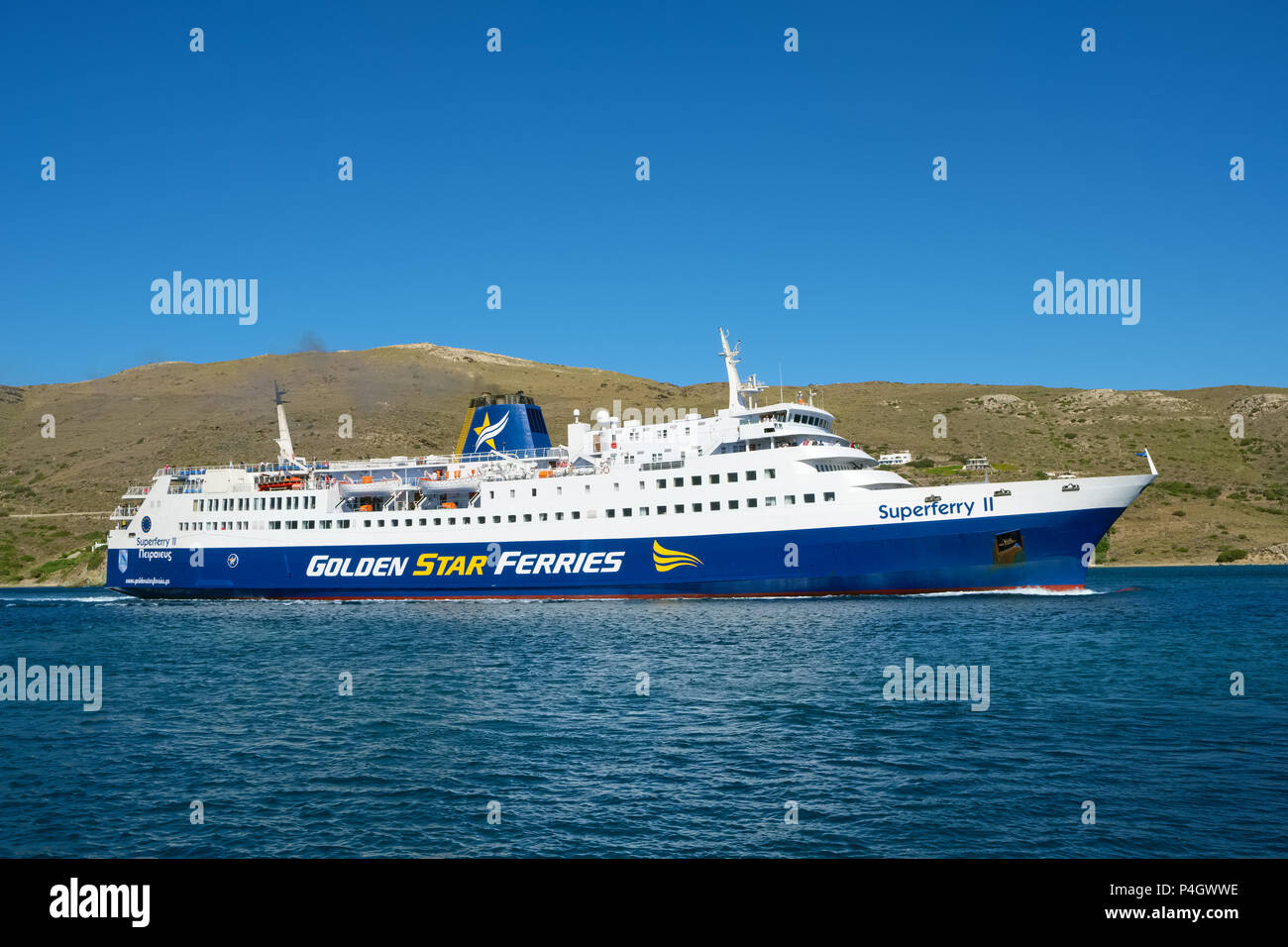 Andros, Griechenland - Juni 1, 2018: Blue Star Fähre anreisen, zum Hafen von Andros. Blue Star Ferries ist eine der größten griechischen Reedereien o Stockfoto