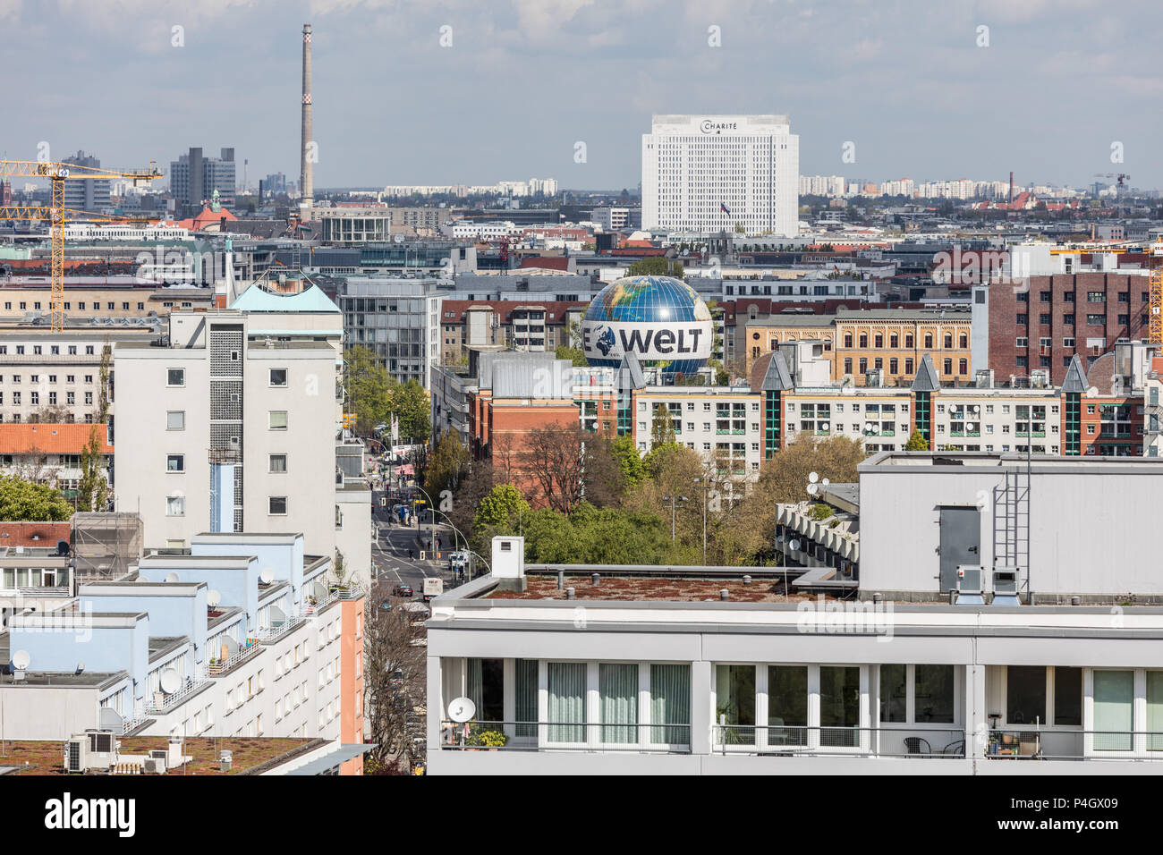 Berlin, Deutschland, Wohnhaus in Kreuzberg, im Hintergrund der Charite Stockfoto