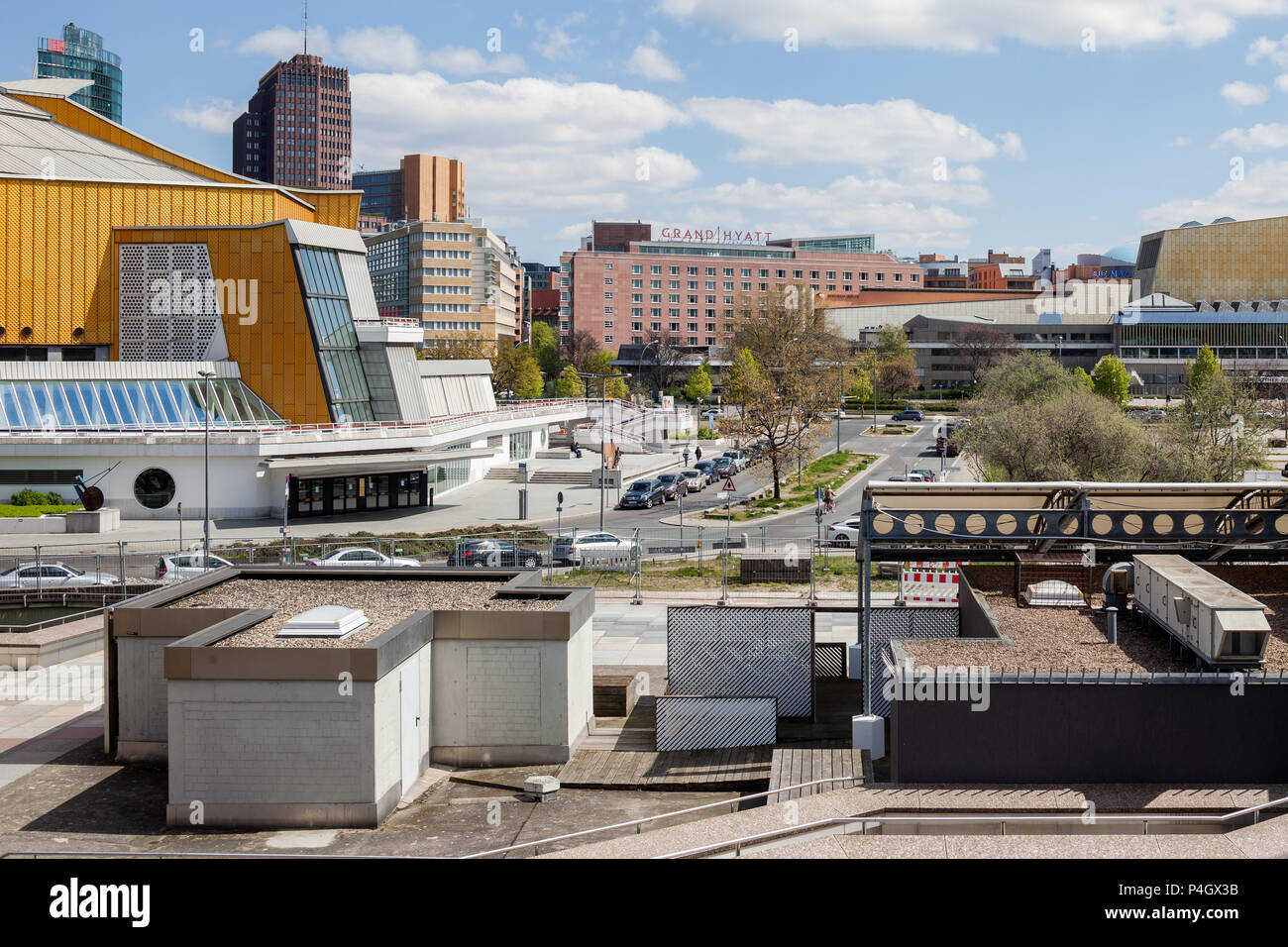 Berlin, Deutschland, Piazzetta am Kulturforum und die hochhaeuser am Potsdamer Platz in Berlin-Tiergarten Stockfoto