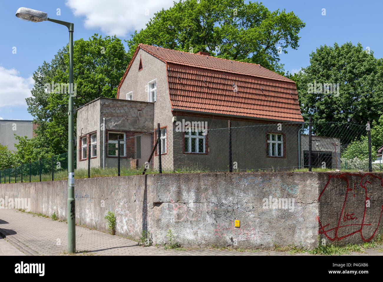 Berlin, Deutschland, heruntergekommenen Haus in der Zwieseler Straße Ecke Koetztinger Straße in Berlin-Karlshorst Stockfoto