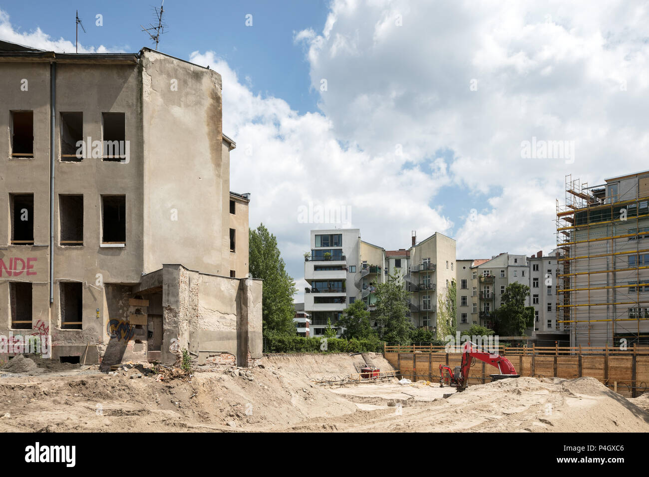 Berlin, Deutschland, Renovierung eines alten Gebäudes und Neubau von Wohnungen in der Enckestrasse in Berlin-Kreuzberg. Stockfoto