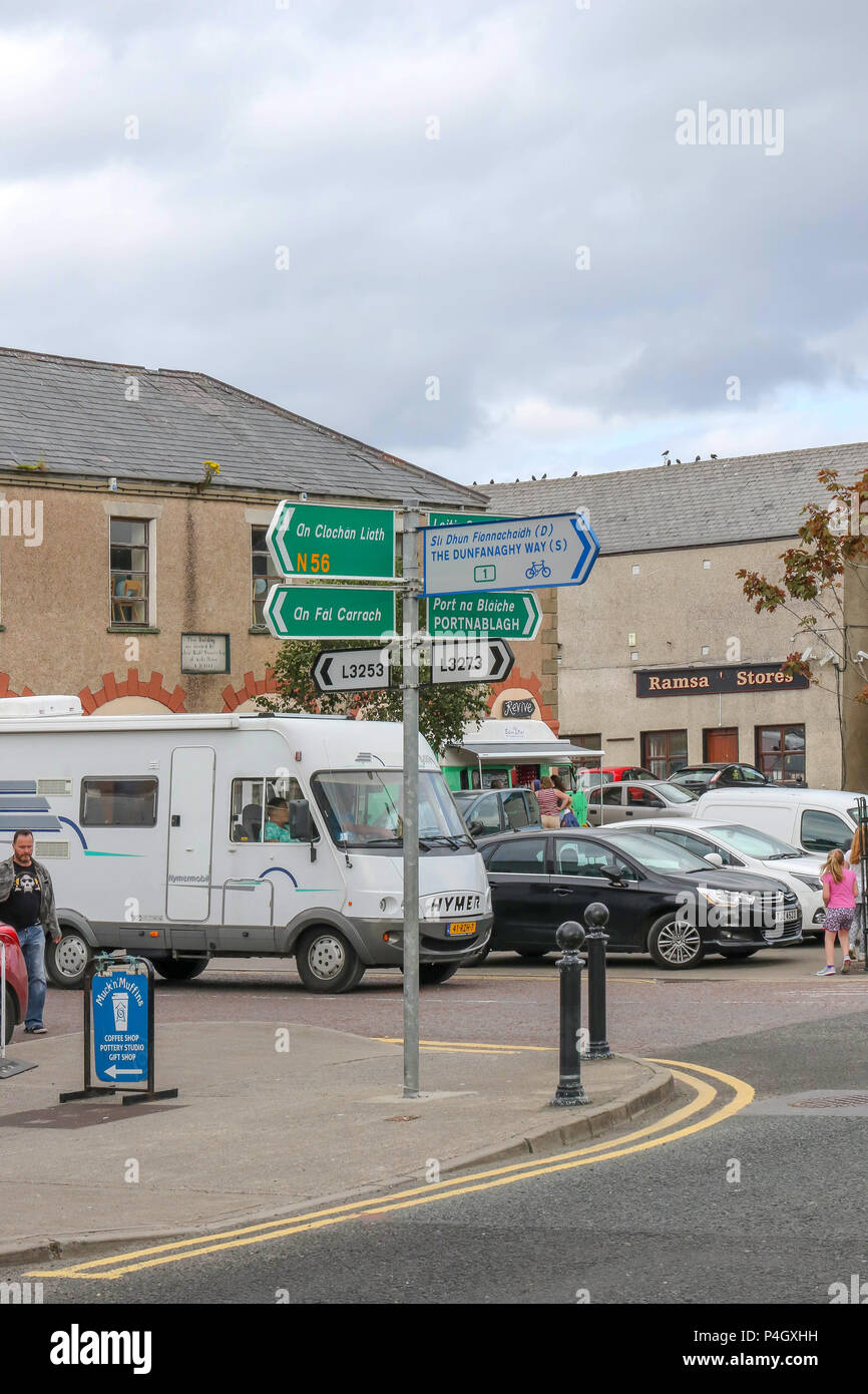 Wohnmobil in Irland im beliebten Dorf Dunfanaghy im County Donegal. Stockfoto