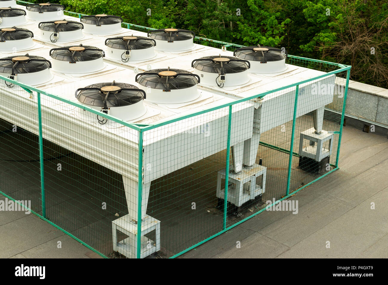 Außenbereich, Industrie - Klimaanlage auf dem Dach des Gebäudes  Stockfotografie - Alamy