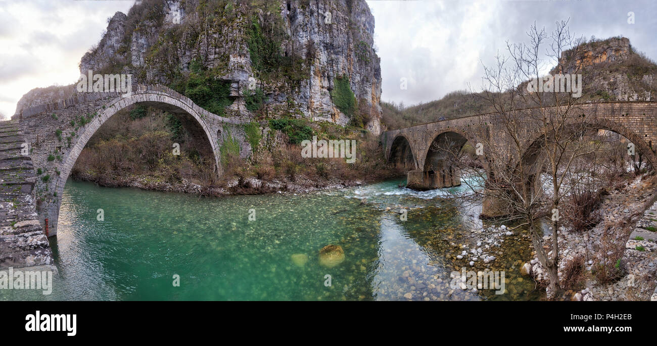 Alte Arch Brücken über die Vikos Schlucht im Norden Griechenlands im April 2018 getroffen Stockfoto