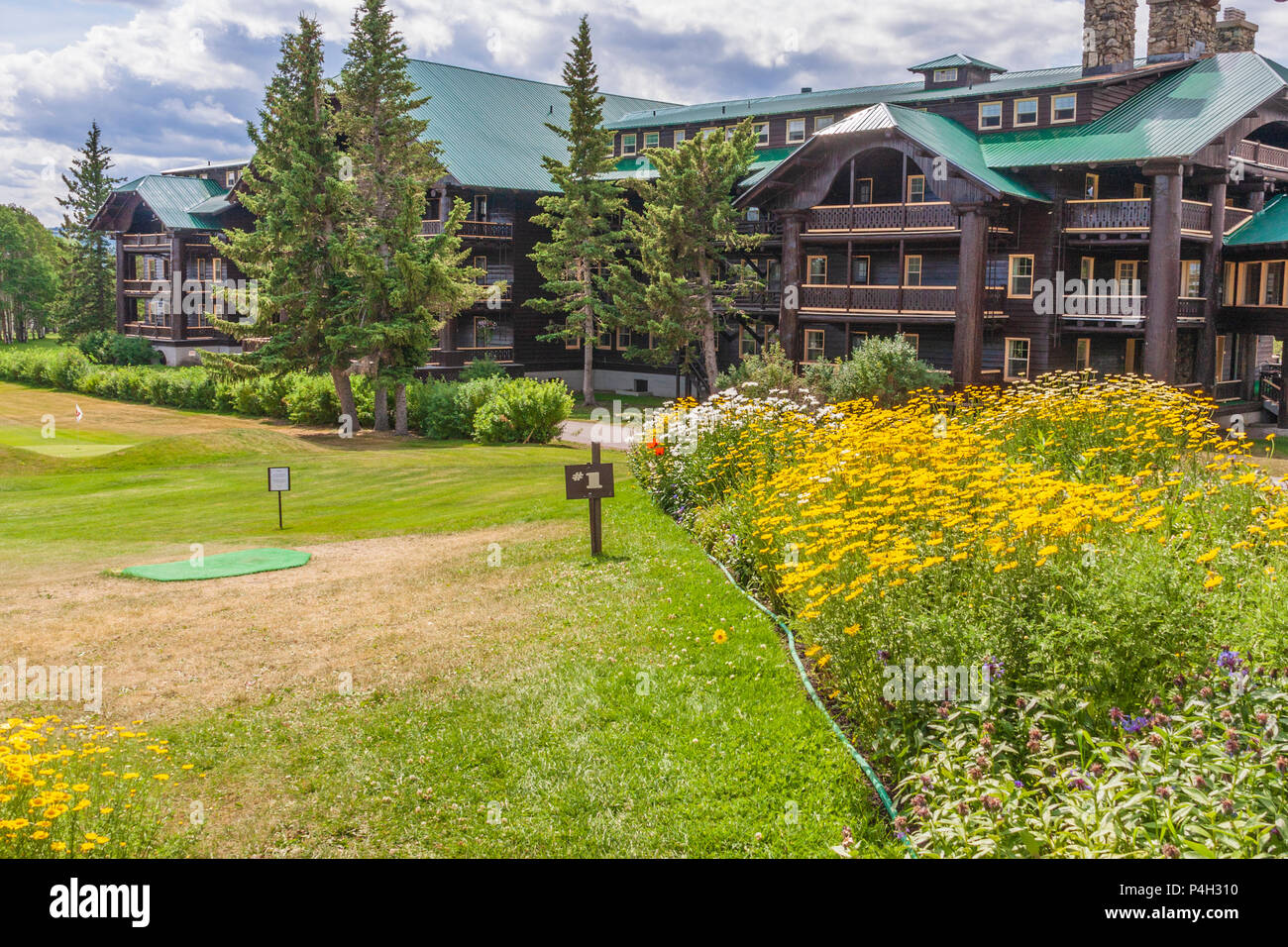 Glacier Park Lodge im East Glacier, Montana, am östlichen Tor zum Glacier National Park. Dies ist ein rustikales westlichen themed Hotel, das um 1912 erbaut Stockfoto