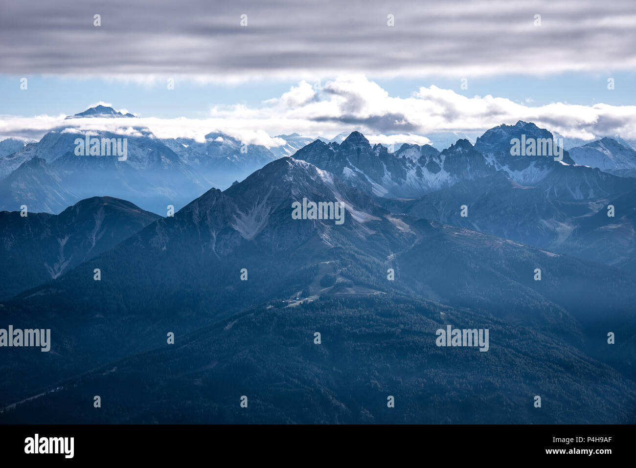 Blick von hafelekarspitze in Innsbruck zu Bergwelt des Stubaitals und Innsbruck, Österreich Stockfoto