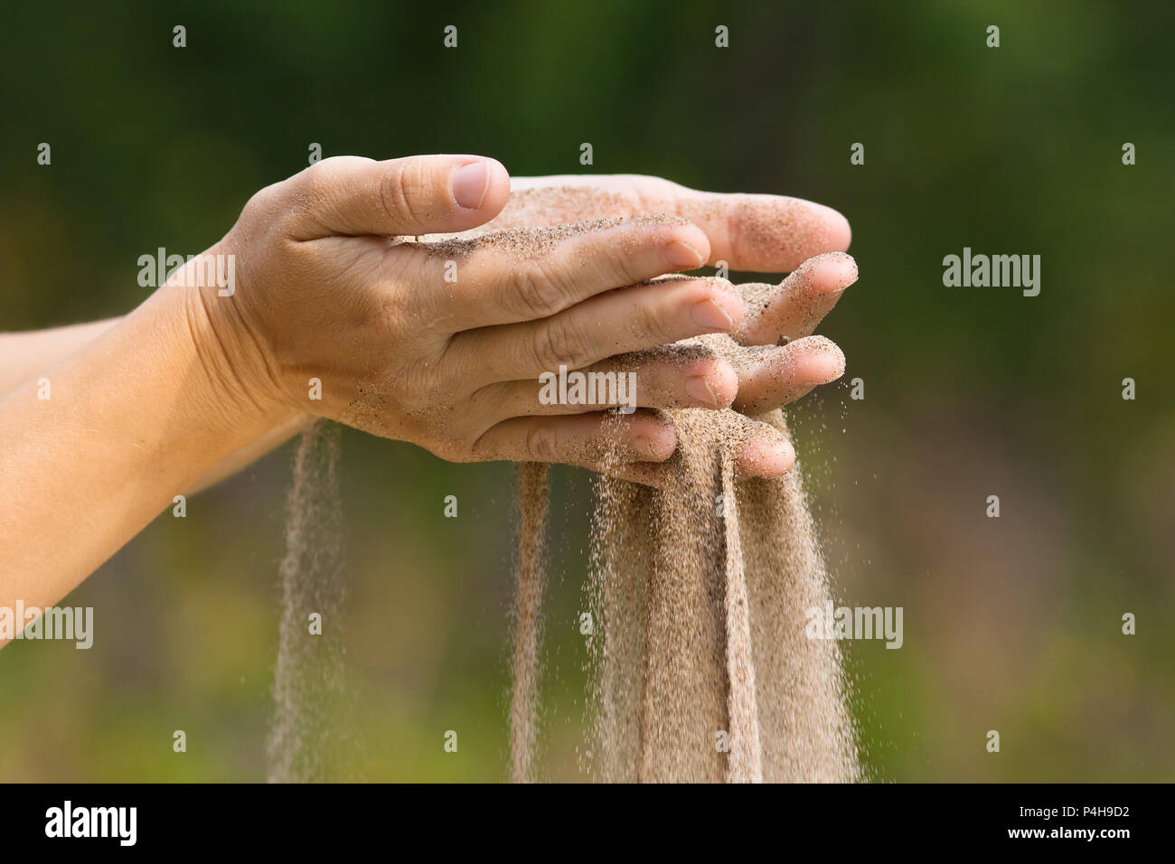 Sand läuft durch die Hände - die Zeit wird knapp Stockfoto