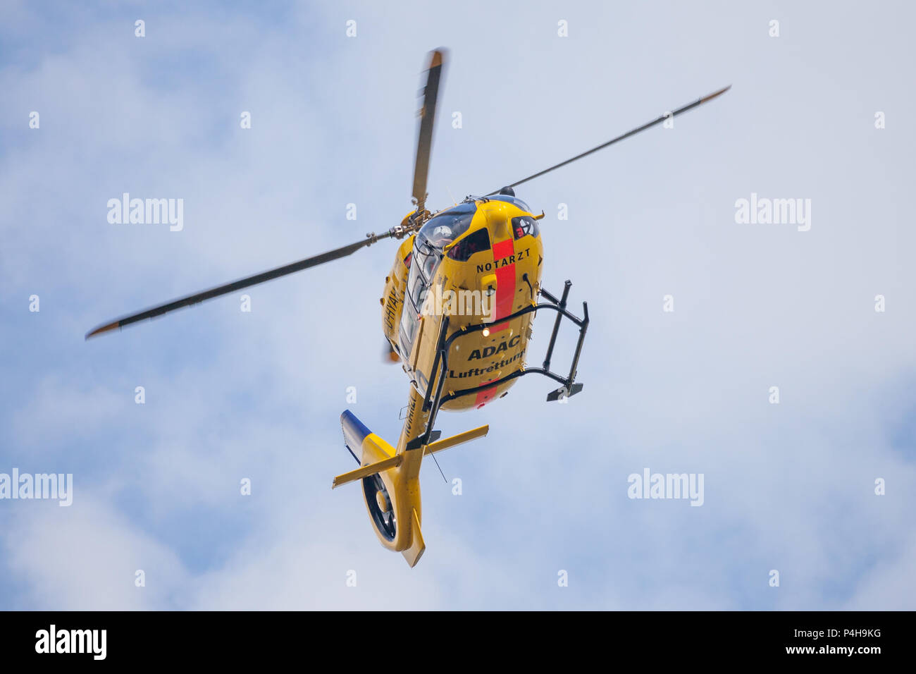 FELDKIRCHEN/Deutschland - Juni 09, 2018: Eurocopter EC-135 ADAC "Luftrettung" fliegt über Landung Seite. Notarzt, Notarzt. Stockfoto