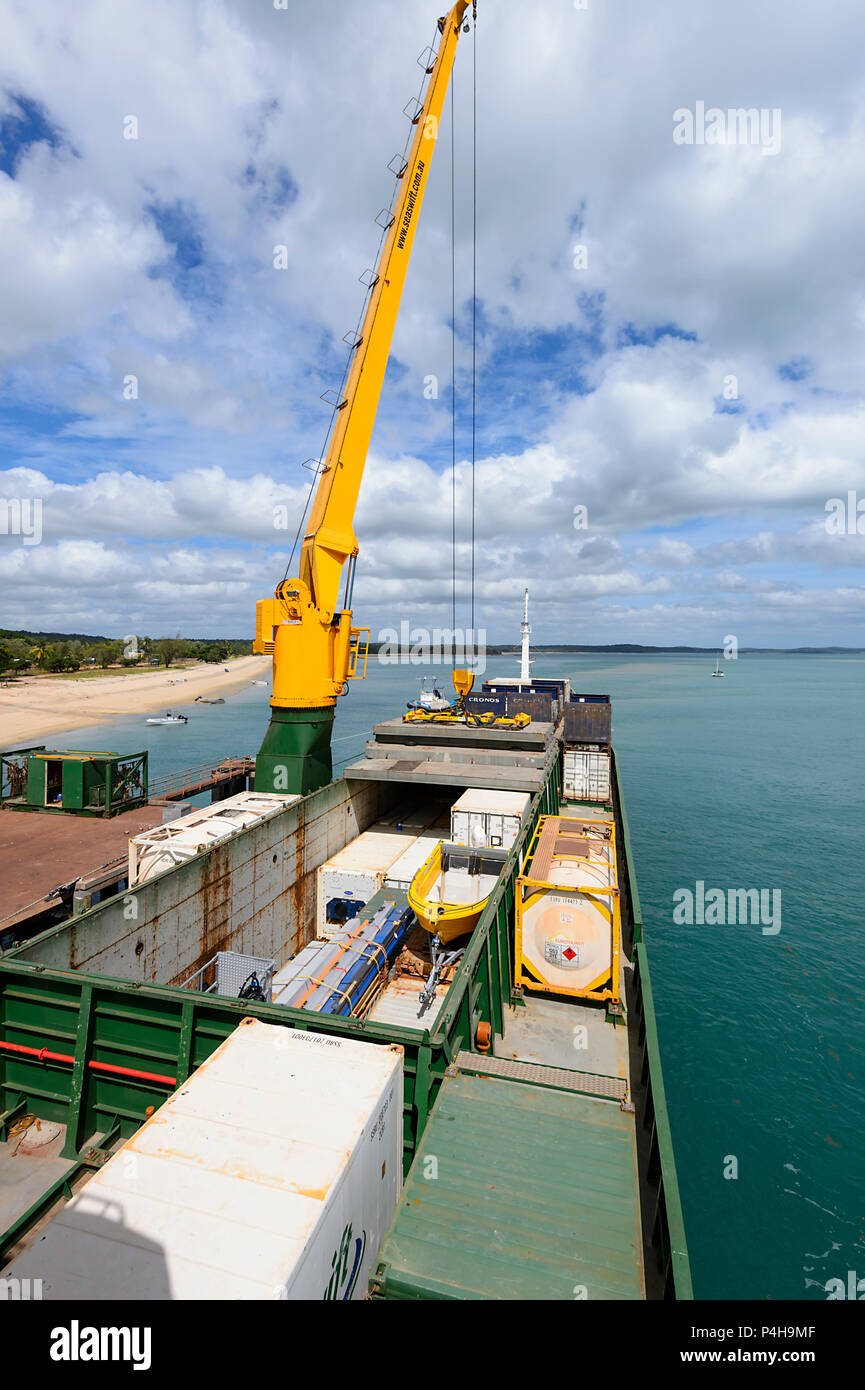 Die kranverladung Container an Bord M.V. Die Trinity Bay, ein SeaSwift Schiff Navigation zwischen Seisia und Cairns, Cape York Halbinsel, Far North Queensland. Stockfoto