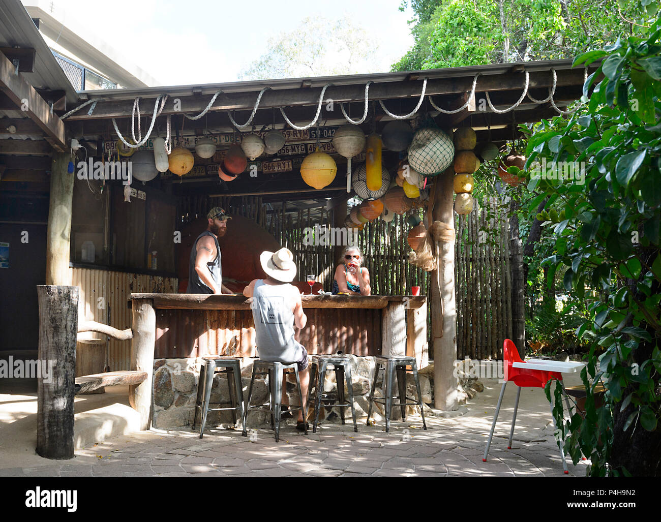 Menschen entspannen an der Bar an Punsand Bay camping, Cape York Halbinsel, Far North Queensland, FNQ, QLD, Australien Stockfoto