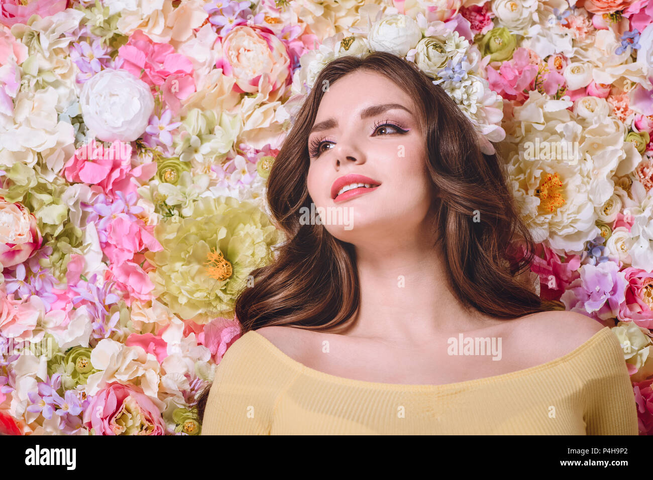 Schöne Mädchen mit Blumen Kranz auf Kopf weg suchen Stockfoto