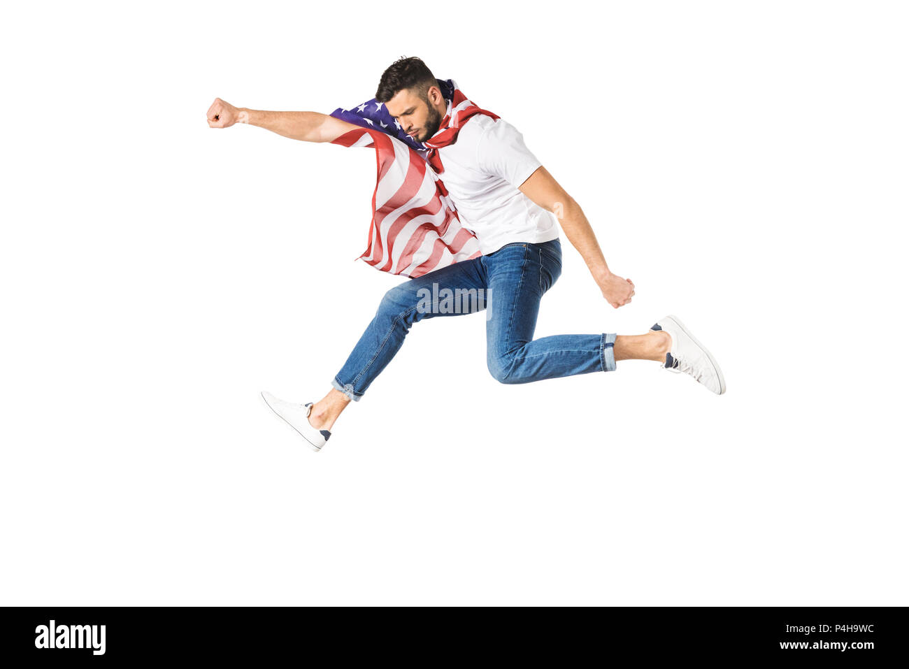 Hübscher junger Mann mit der amerikanischen Flagge mit erhobener Hand isoliert auf weiss Stockfoto