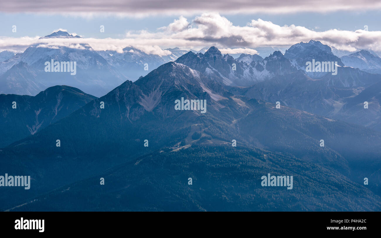 Blick von hafelekarspitze in Innsbruck zu Bergwelt des Stubaitals und Innsbruck, Österreich Stockfoto